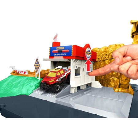 MATCHBOX ZESTAW AKCJA W KANIONIE GARAŻ ZE ŚWIATŁEM I DŹWIĘKIEM AUTO HHH32