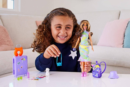 LALKA BARBIE TERESA W PODRÓŻY PIESEK PIES AKCESORIA WALIZKA HKB05