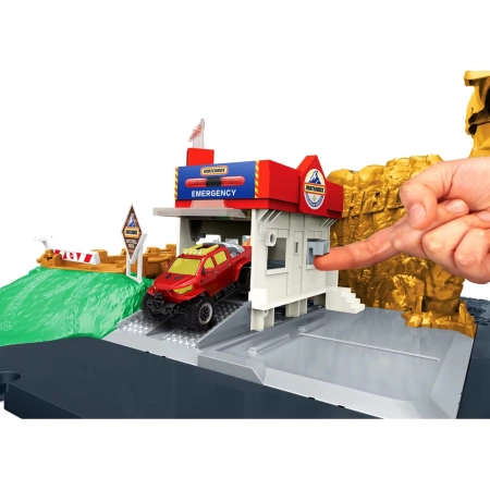 MATCHBOX ZESTAW AKCJA W KANIONIE GARAŻ ZE ŚWIATŁEM I DŹWIĘKIEM AUTO HHH32