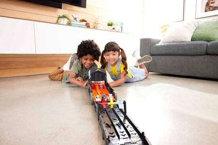 HOT WHEELS TRANSPORTER BATMAN LAWETA TOR WYŚCIGOWY WYRZUTNIA AUTKA HXN21