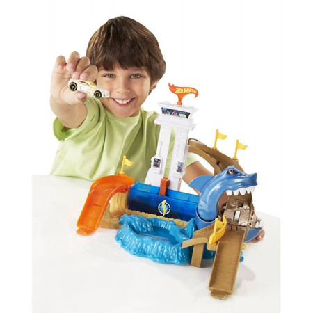 HOT WHEELS TORY STARCIE Z REKINEM ZMIENIA KOLOR