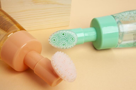 Oczyszczająca pianka do twarzy ze szczoteczką z aloesem IDC INSTITUTE 240ml